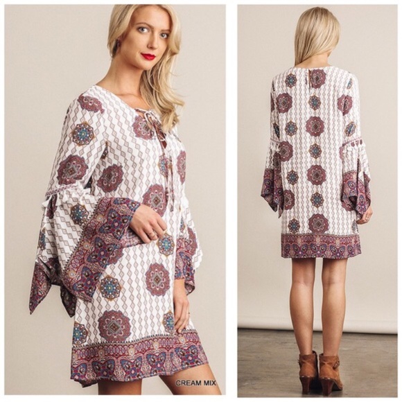 Dresses & Skirts - Stunning ivory swing dress with split bell sleeves